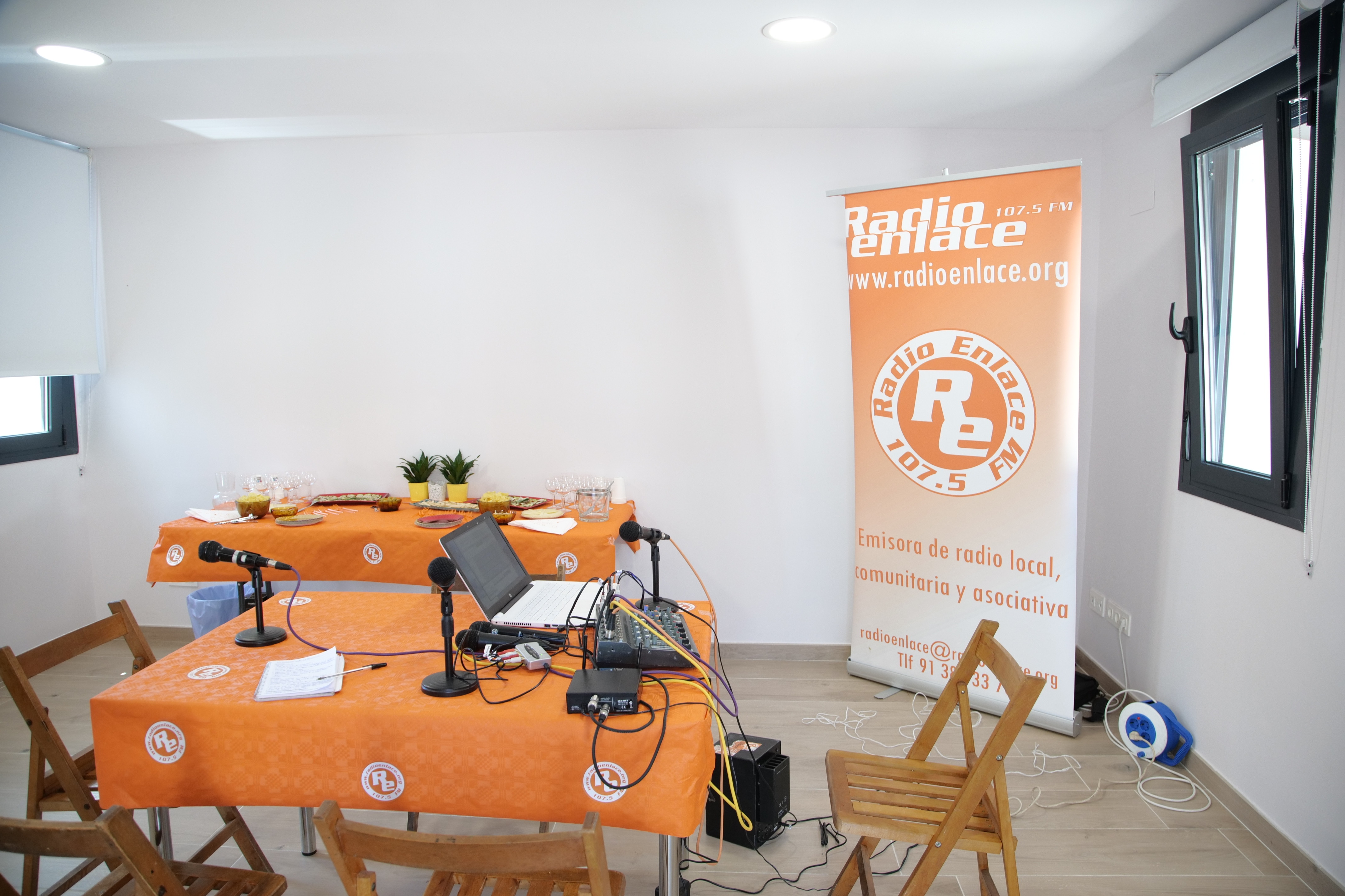 Aniorte y Serrano inauguran el nuevo espacio que alberga la radio de Hortaleza
